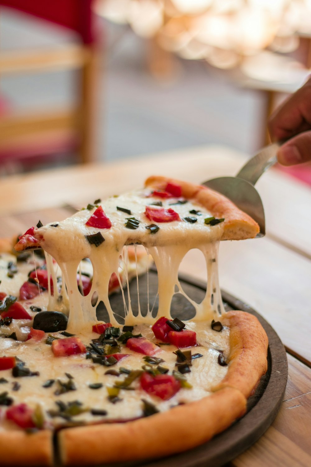 Pizza servita al tavolo