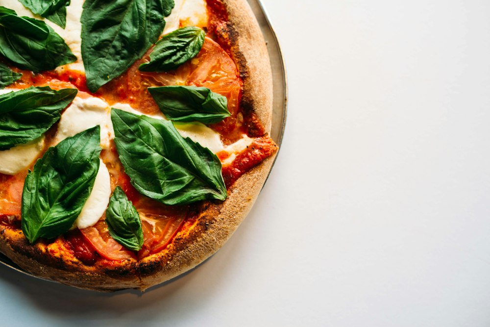 Pizza con mozzarella di bufala e basilico