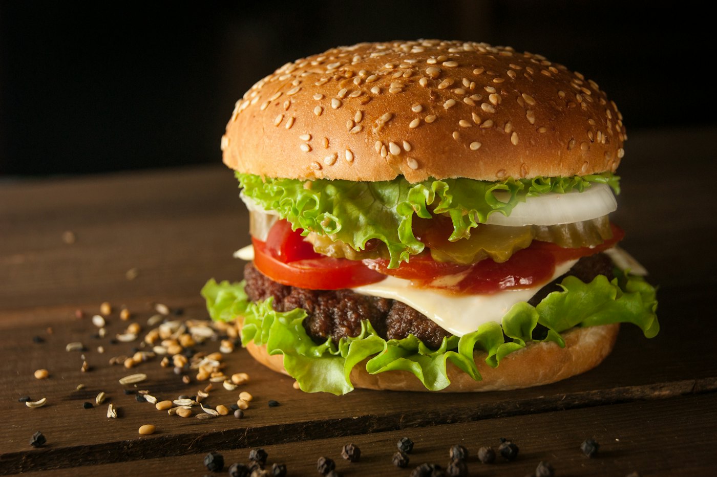Burger con insalata e pomodoro
