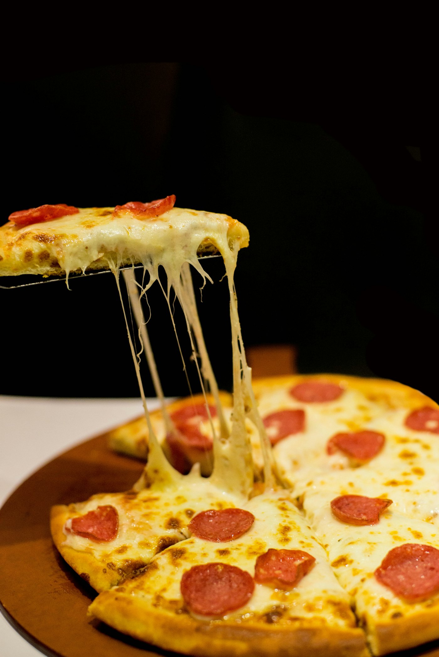 Fetta di pizza con mozzarella filante