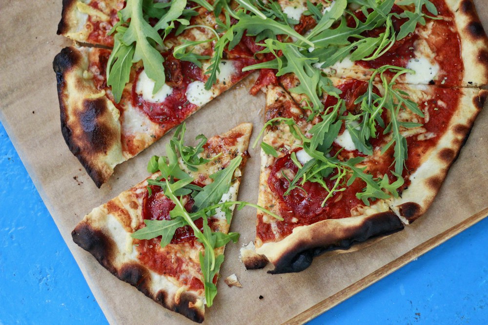 Pizza con rucola e scaglie