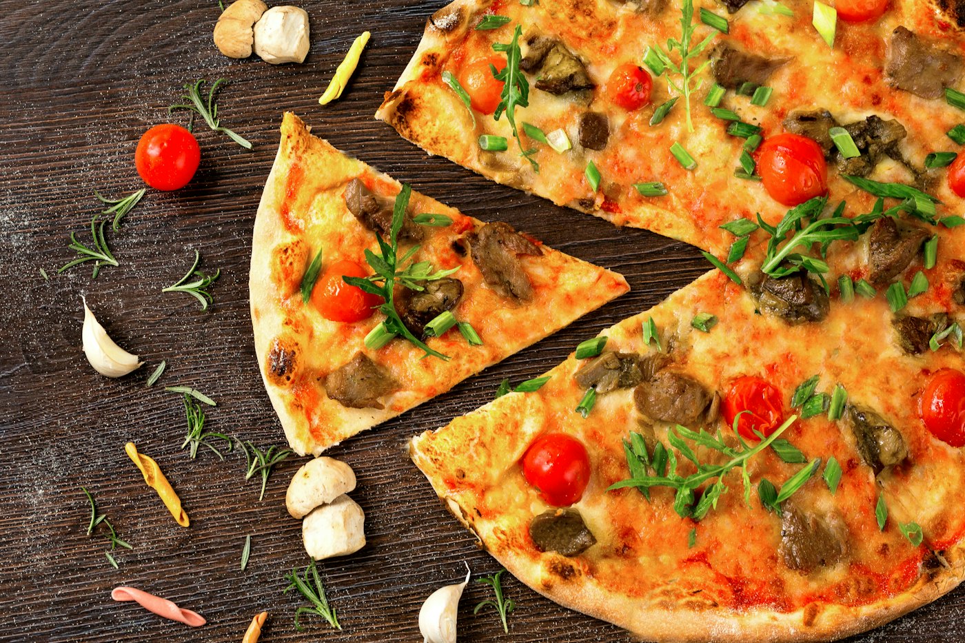 Pizza tagliata a spicchi